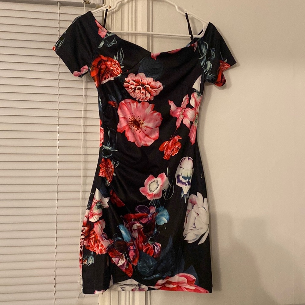 Yoins. Small. Black floral